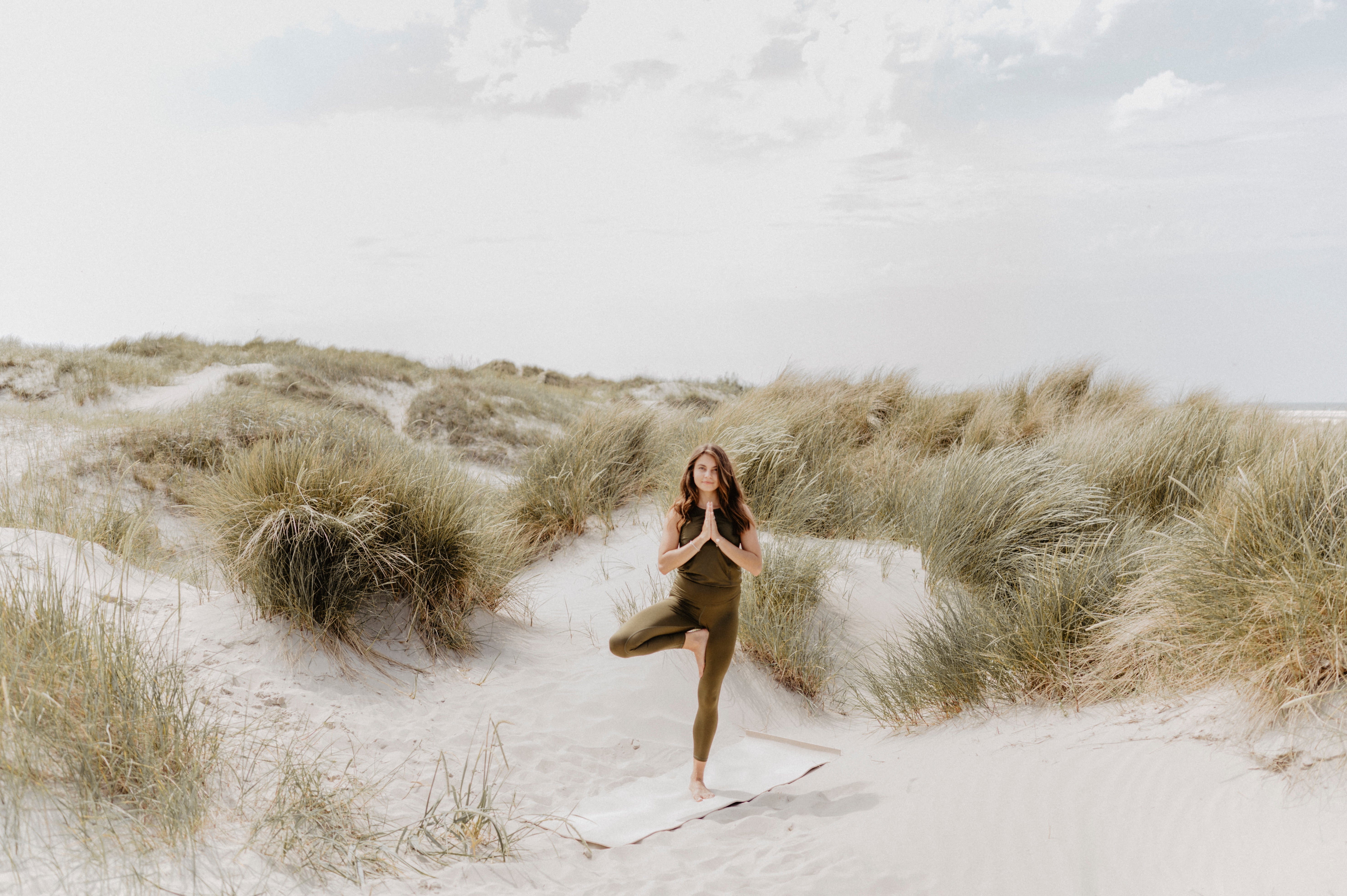 Frau im Jumpsuit in Farbe Olive