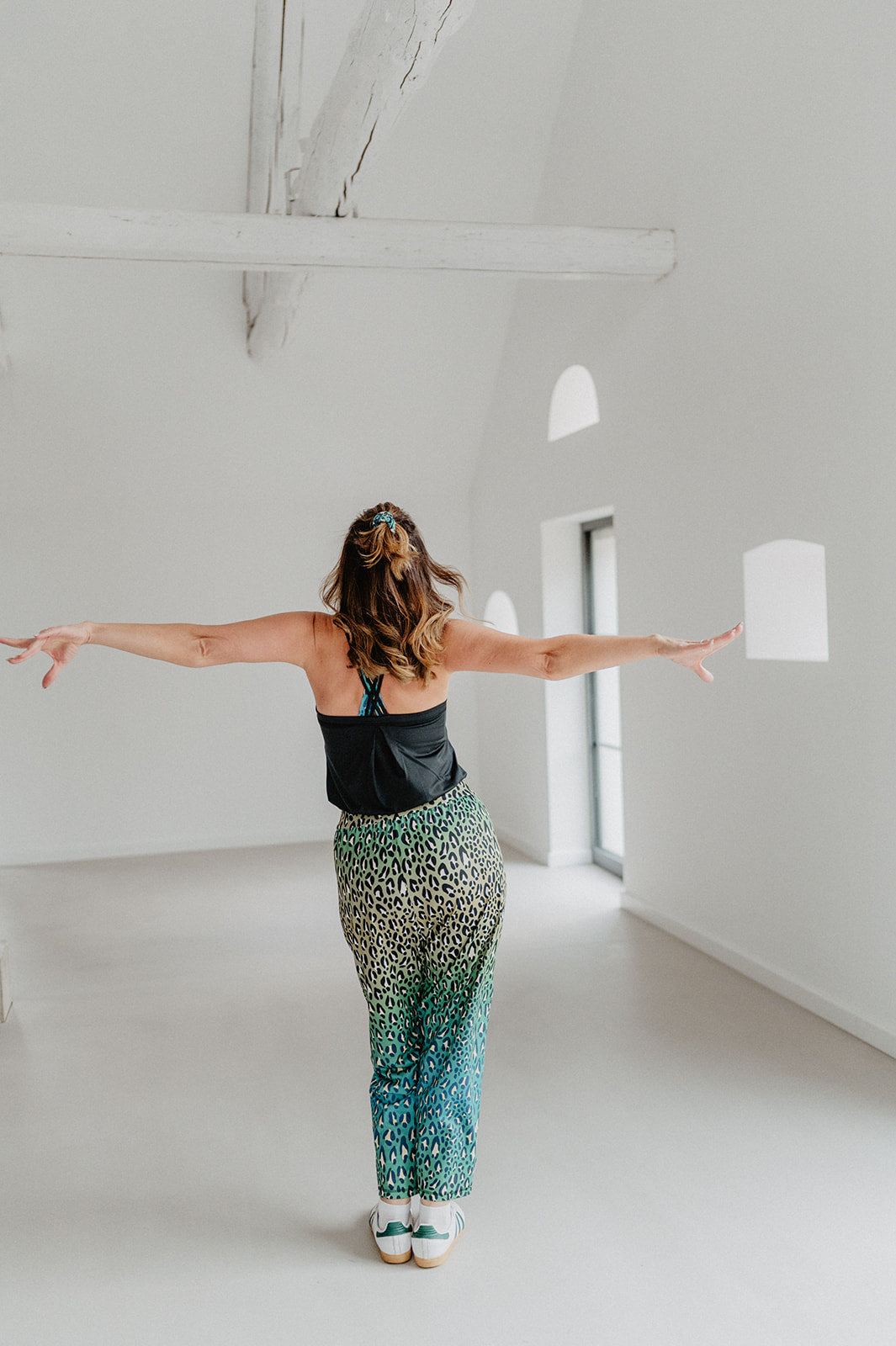 Konekto Move Jumpsuit schwarz und safari green