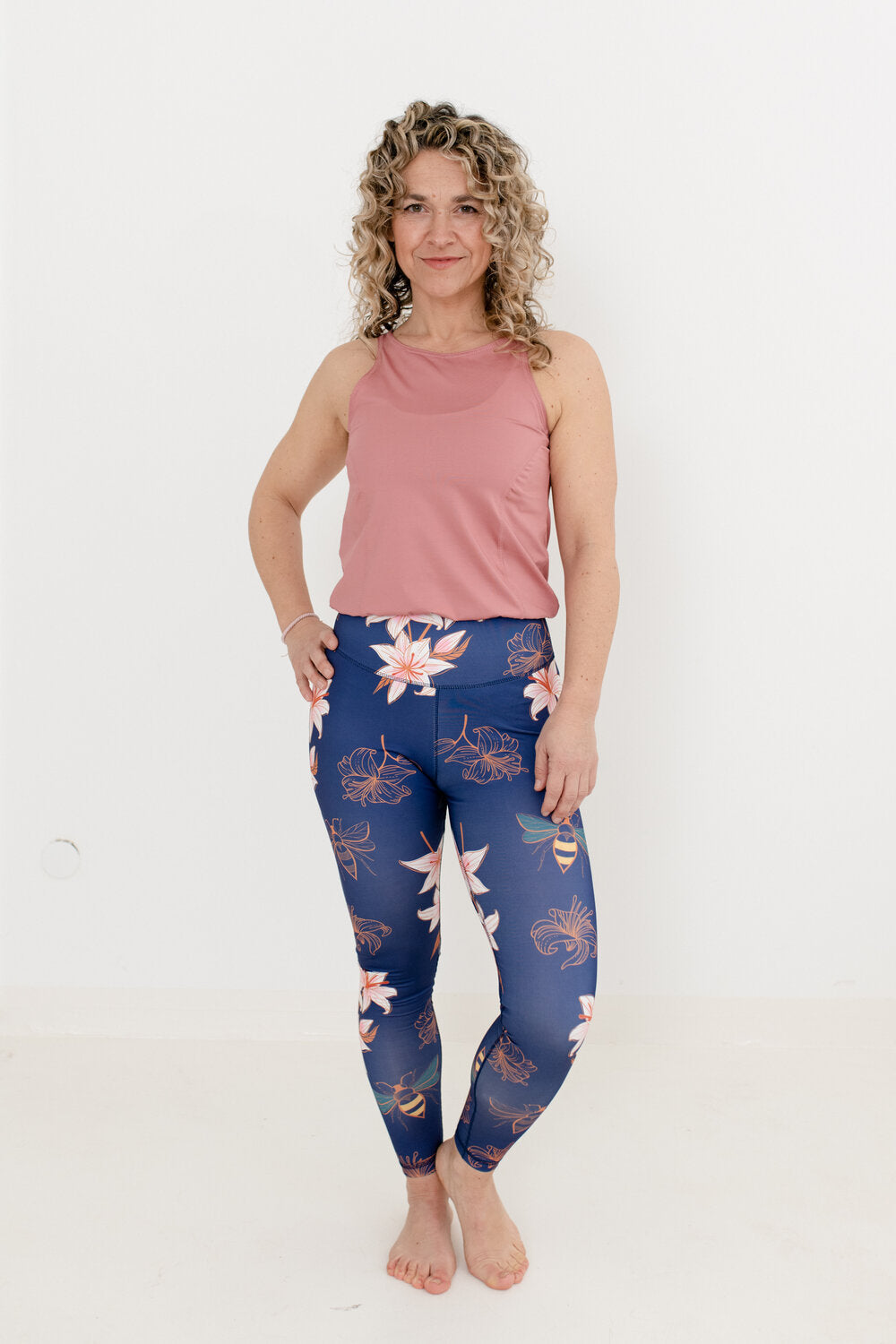 Yoga Jumpsuit mit altrosa Oberteil und Blumenmuster Unterteil