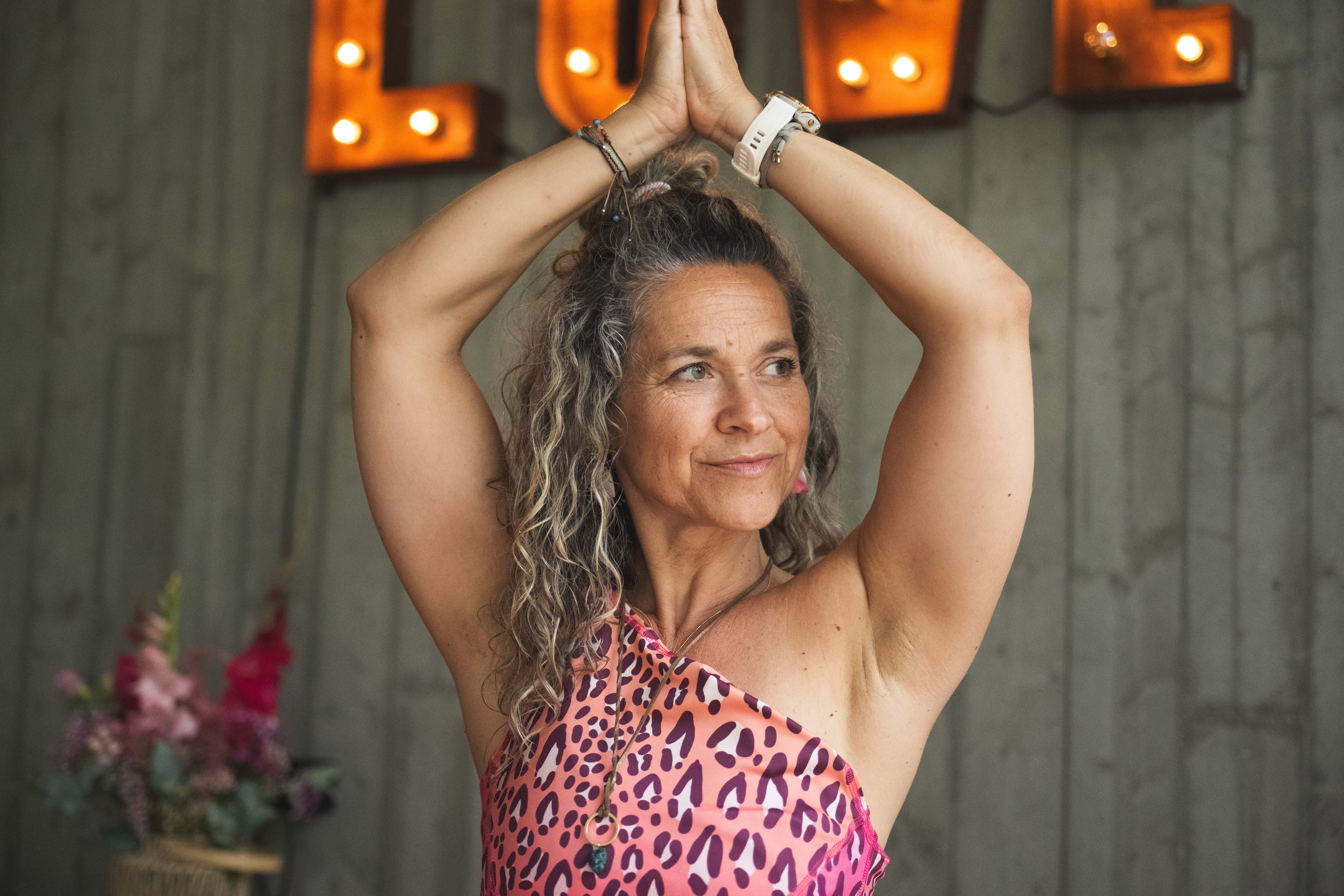 Frau im Jumpsuit in Yoga Haltung