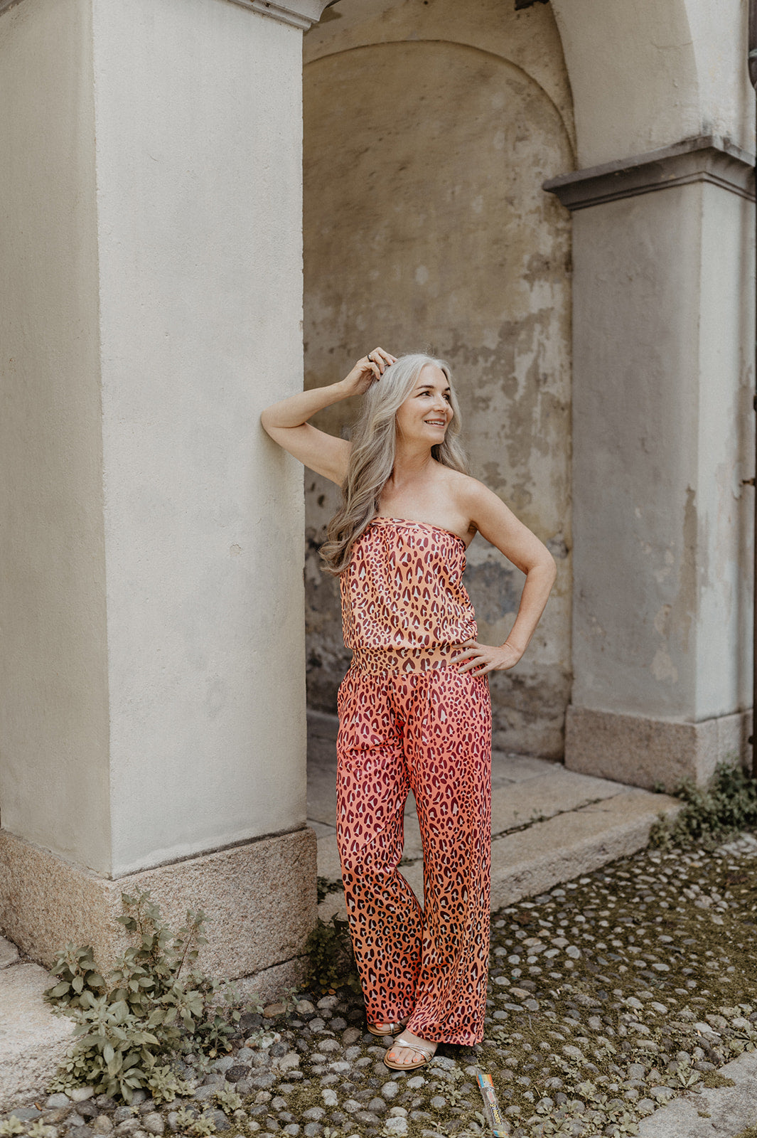 Frau im Jumpsuit leopink Trägerloses Oberteil